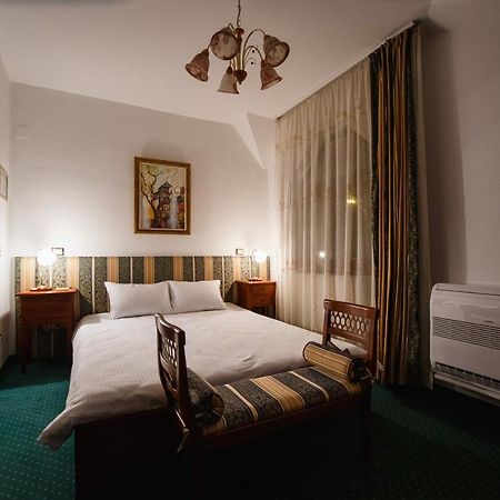 Casa 3 Guesthouse Oradea Bagian luar foto