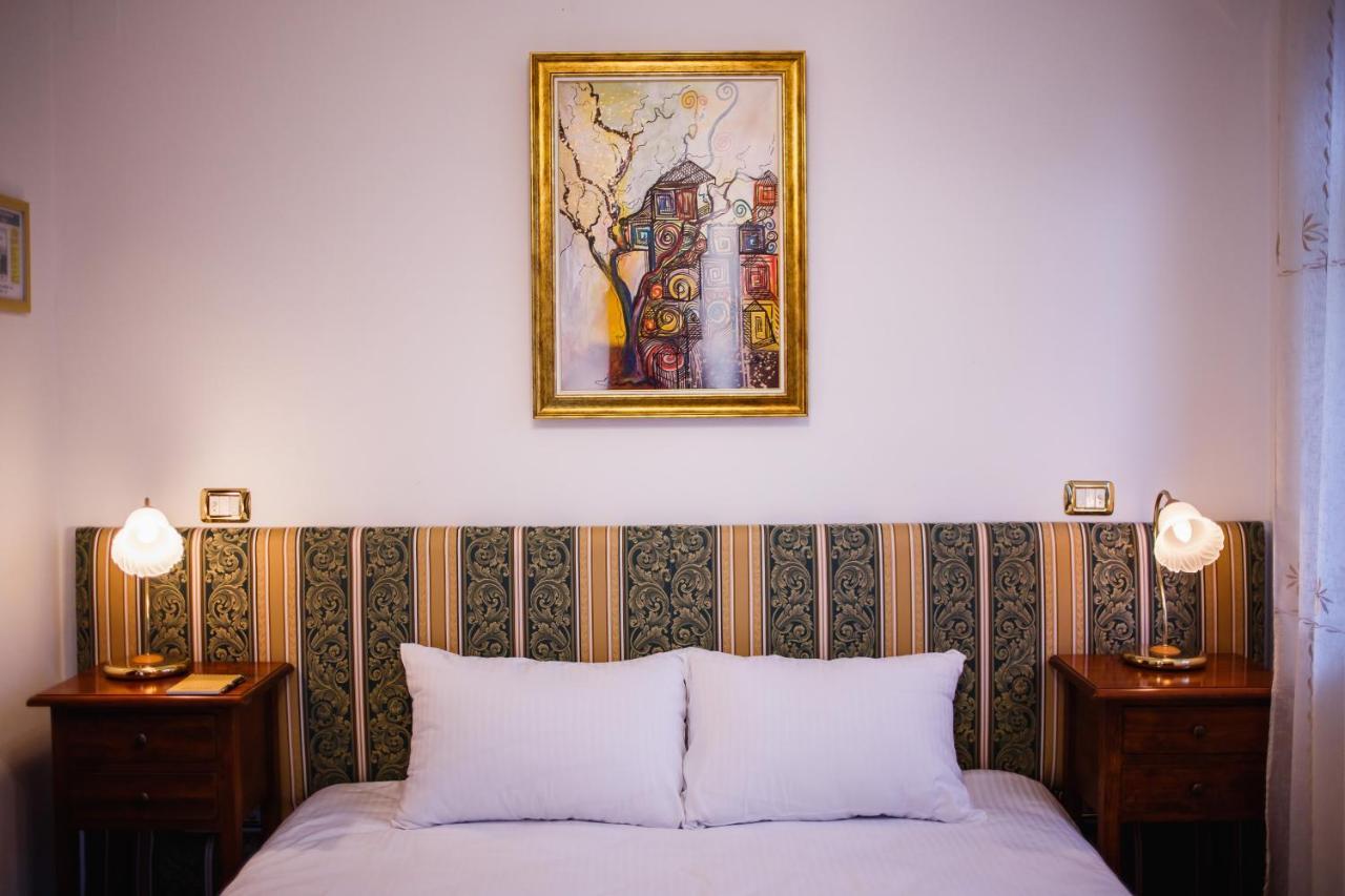Casa 3 Guesthouse Oradea Bagian luar foto
