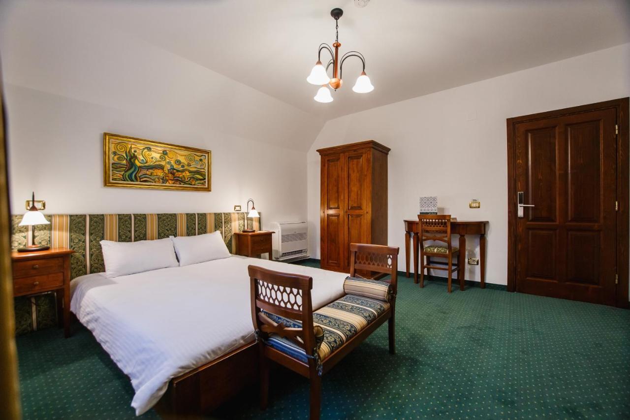 Casa 3 Guesthouse Oradea Bagian luar foto