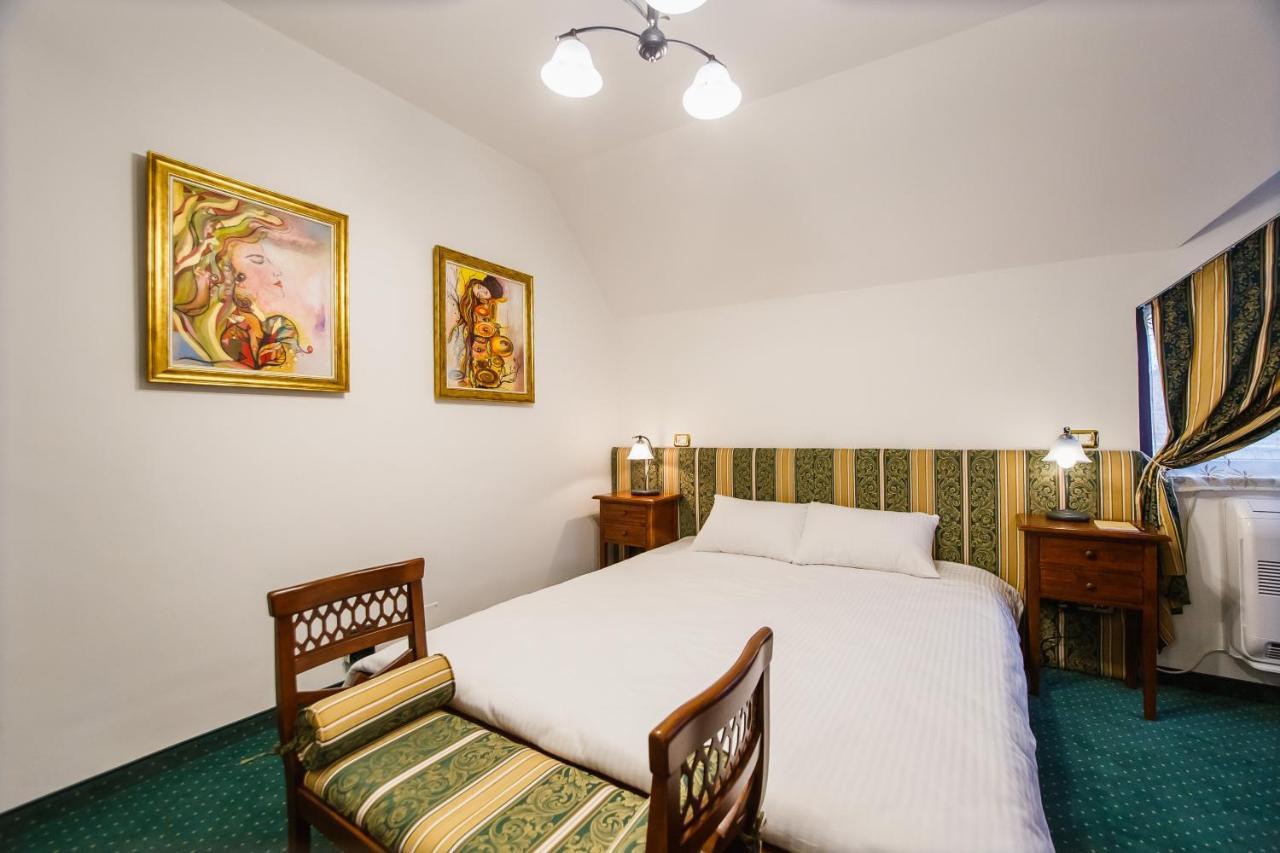 Casa 3 Guesthouse Oradea Bagian luar foto