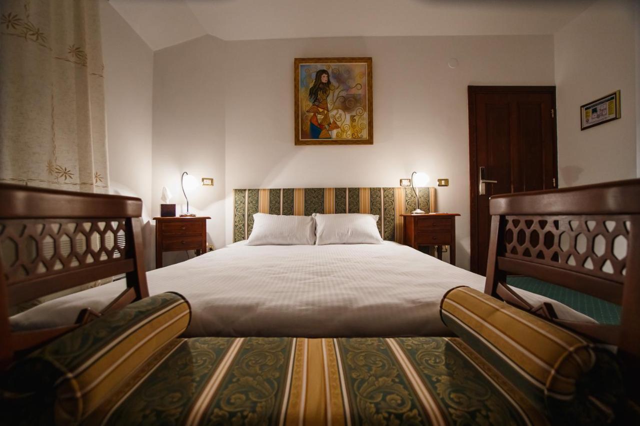 Casa 3 Guesthouse Oradea Bagian luar foto