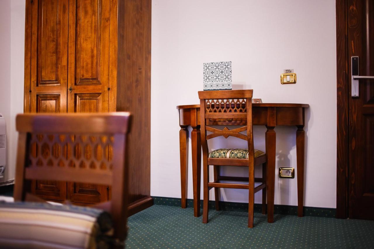 Casa 3 Guesthouse Oradea Bagian luar foto